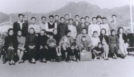 Familie op het vliegveld Kai Tak, 1957, voor vertrek naar Europa